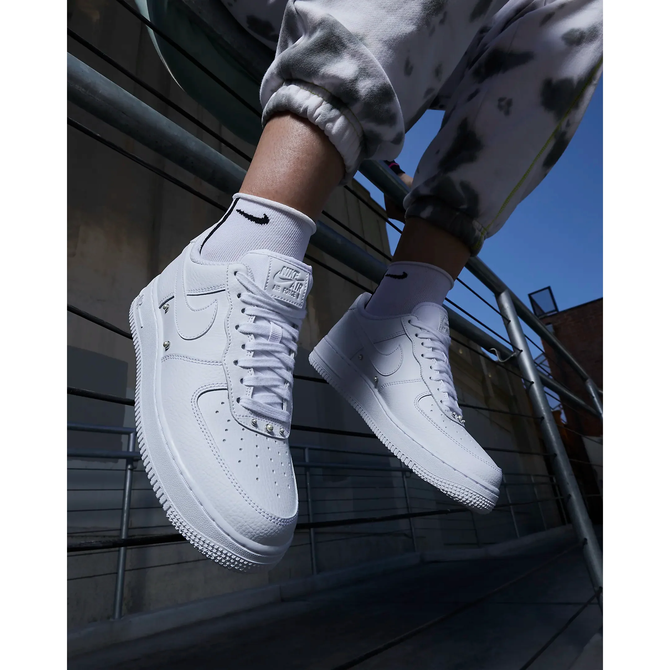 Nike Women's Air Force 1 '07 SE Shoes - White / Metallic Silver / Black - Image 3