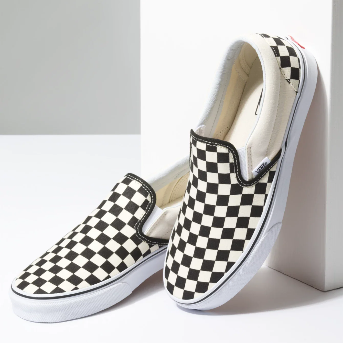 Vans Unisex Classic Slip On Checkerboard Shoes - Black / Beige / White - Image 8