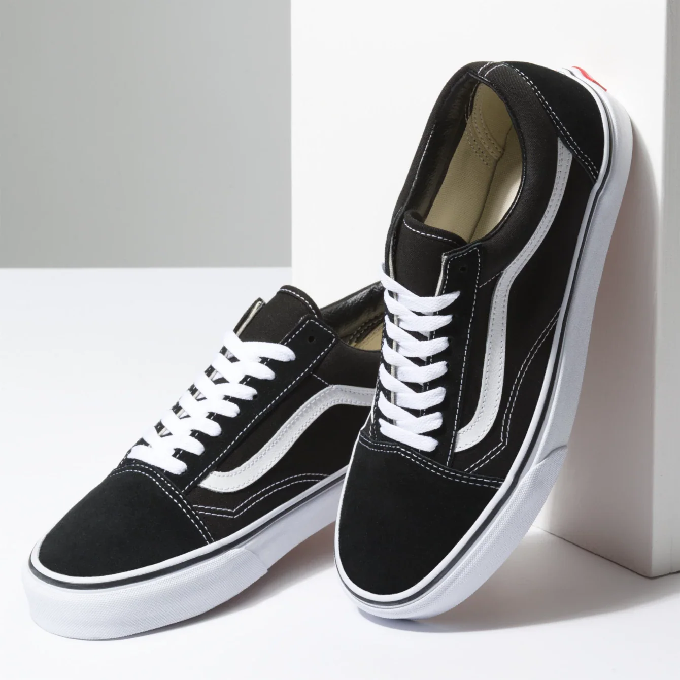 Vans Unisex Old Skool Shoes - Black / White - Image 4
