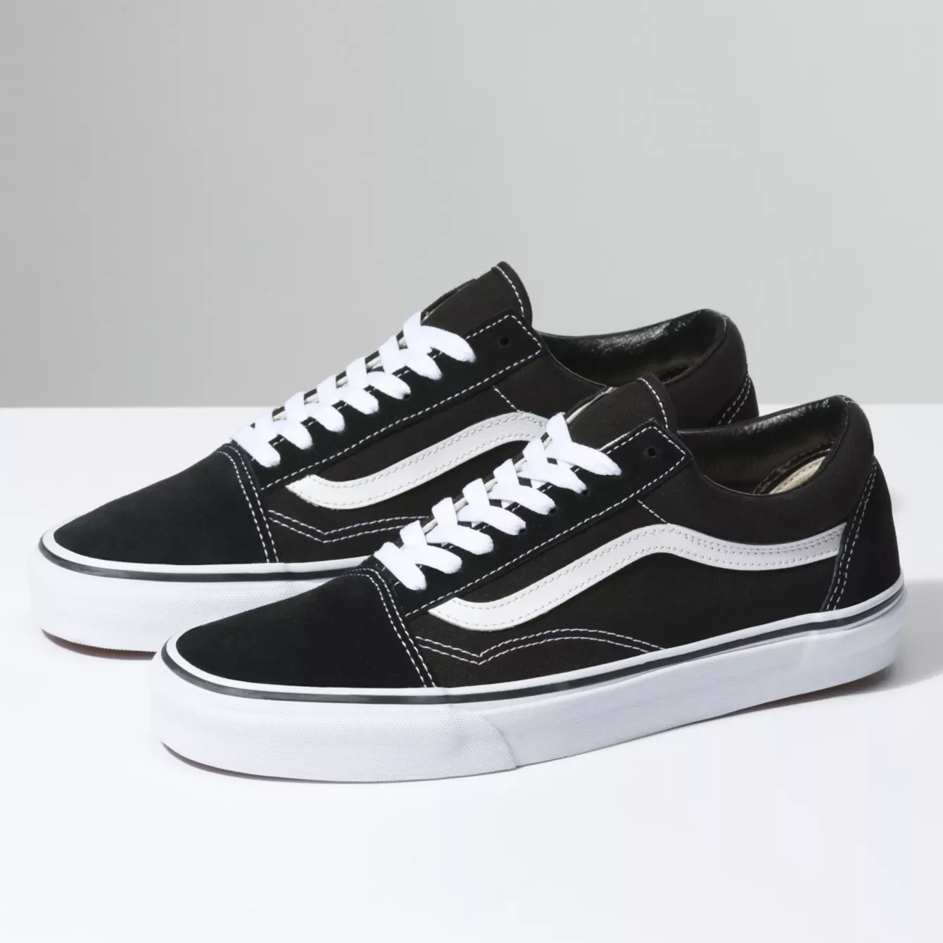 Vans Unisex Old Skool Shoes - Black / White - Image 5